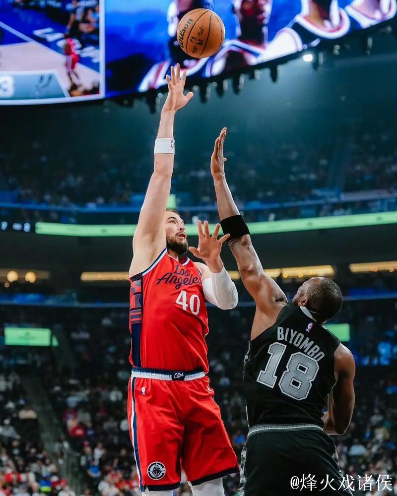 无力回天！快船官媒晒本场比赛的终场海报，球队遭遇四连败